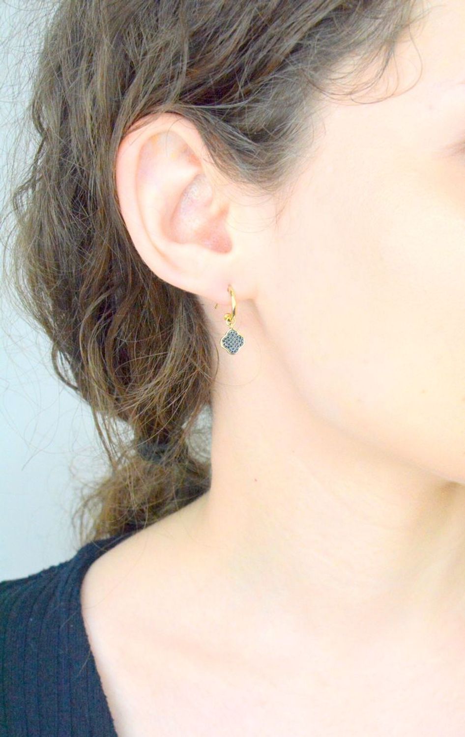 Kolczyki złote damskie wiszące koniczyny z czarnymi diamentami. Kolczyki złote kółka z koniczynką 0,15ct72 black 0067580011. Kolczyki złote koniczyna 1.jpg